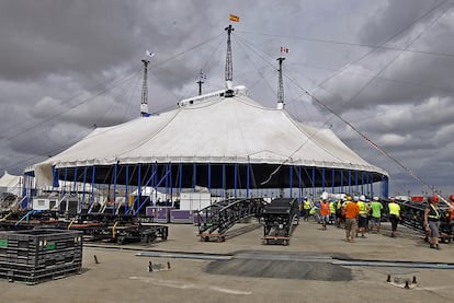 Montaje de la carpa principal que albergará el espectáculo <b><i>Corteo</b></i>, del Circo del Sol, en el Charco de la Pava en Sevilla.