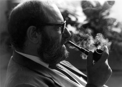 Lo scrittore Umberto Eco, nel 1989.