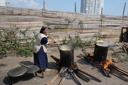 Una mujer cocina en las calles de El Calvario, en Cali, Colombia, en enero de 2024.