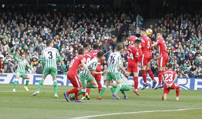 Tello marca de falta al Girona superando la barrera.