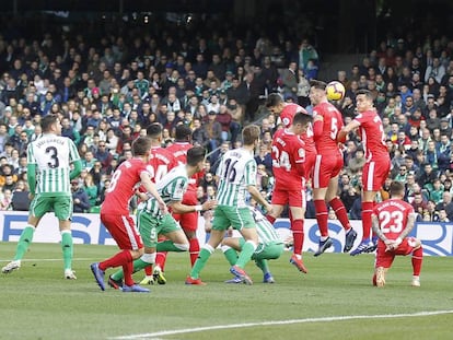 Tello marca de falta al Girona superando la barrera.