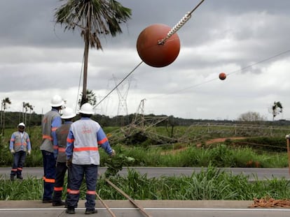 Técnicos trabalham para reparar torre de energia em Maracanaú, região metropolitana de Fortaleza, danificada supostamente pelas facções.