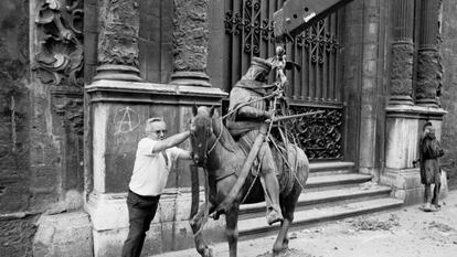 Pepe Lafuente amb l&#039;estatua Sant Mart&iacute; a cavall compartint la capa amb un pobre, fosa a Flandes i instal&middot;lada a l&#039;esgl&eacute;sia de Sant Mart&iacute; de Valencia el 1495