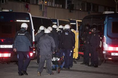 Els tècnics d'Endesa es dirigeixen als pisos acompanyant els agents dels Mossos d'Esquadra.