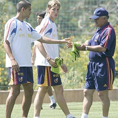 Juanito y Torres, junto a Sáez, en el partidillo de ayer.