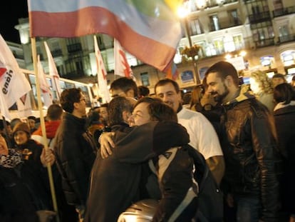 Colectivos de gays y lesbianas celebran la decisión del Tribunal Constitucional en la Puerta del Sol de Madrid.