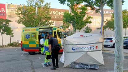 Sanitarios del Summa 112 trabajan en el aparcamiento del centro comercial Plaza Norte de San Sebastián el 1 de junio tras el suceso.