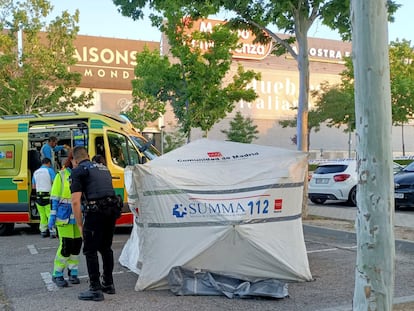 Sanitarios del Summa 112 trabajan en el aparcamiento del centro comercial Plaza Norte de San Sebastián el 1 de junio tras el suceso.