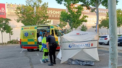 Sanitarios del Summa 112 trabajan en el aparcamiento del centro comercial Plaza Norte de San Sebastián el 1 de junio tras el suceso.