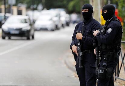 Miembros de la policía establecen un perímetro de seguridad cerca de la zona en la que se produjo un ataque con cuchillo en Trappes, cerca de París.