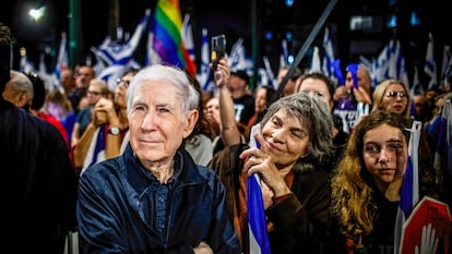 El exministro de Asuntos Exteriores israelí, Shlomo Ben Ami, durante una manifestación contra la reforma en Netanya, al norte de Tel Aviv, en abril de 2023.