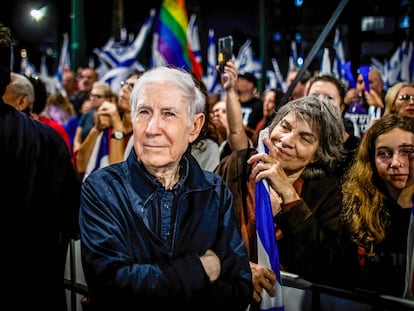 Shlomo Ben Ami, en una manifestación en Netanya (Israel), en abril.