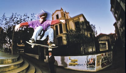 Gaizko Fanarraga brincando en 1993 por las escaleras de la plaza de San Nicolás ante la atenta mirada de un vecino.