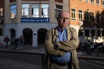 Jordi Alsina, víctima de abusos en los años setenta en el colegio de los maristas de Sants, en Barcelona, ante la fachada del centro este miércoles.