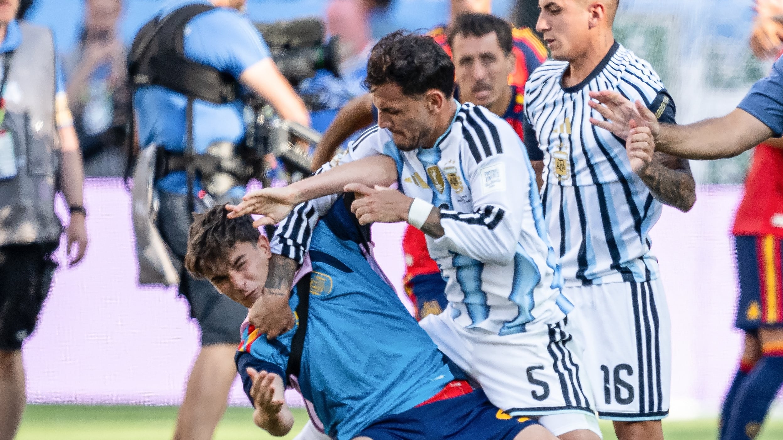 La FIFA sanciona con diez partidos a Paredes y con uno a Gavi por los incidentes de la final del Mundial