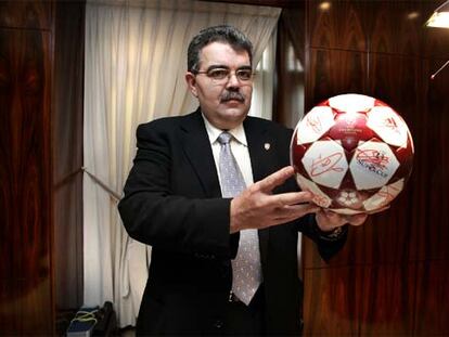 Soler, el martes en su despacho, muestra el balón con el que el Valencia ganó la Supercopa de Europa ante el Oporto.