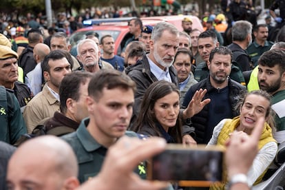 Los Reyes dialogan con vecinos de Paiporta, durante los momentos de tesión este viernes.
