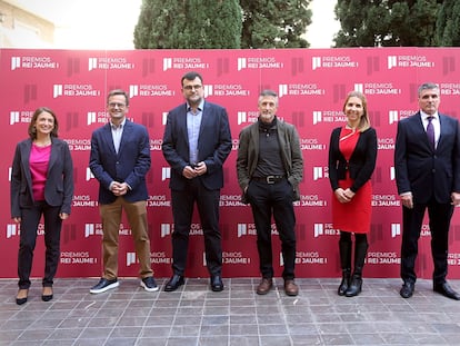 Antonio Cabrales, segundo por la izquierda, junto a los demás galardonados con los premios Rei Jaume I de 2021 en Valencia.