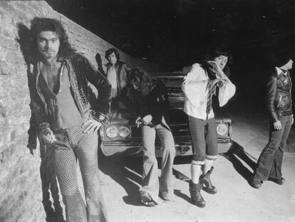 Burning en una de sus primeras fotografías, a finales de los setenta. Pepe Risi es el primero por la izquierda. Johnny es el tercero, tapado con su melena, y Toño, el primero por la derecha.