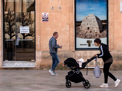 Una mujer pasea con un carro de bebé en Ciutadella (Islas Baleares), en diciembre de 2022.