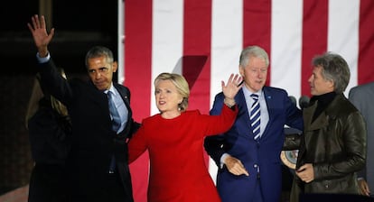 De izquierda a derecha: Barack Obama, Hillary y Bill Clinton y Bon Jovi, el pasado noviembre durante un acto de campaña de los demócratas.