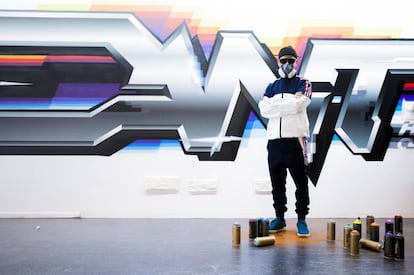 Felipe Pantone delante del grafiti que pintó en la fiesta de presentación de las nuevas Reebok Club C. Una pieza "very, very classic", en palabras del artista.