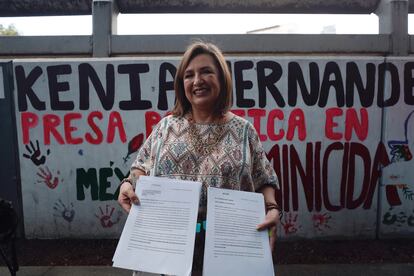 Xóchitl Gálvez, precandidata presidencial del Frente Amplio por México, posa con documentos a su llegada a la Fiscalía General de la República en Ciudad de México.