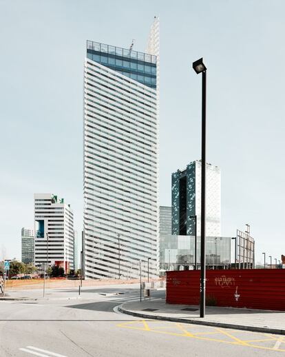 La nueva sede de Puig, proyectada por Rafael Moneo y Lucho Marcial, vista desde la calle.