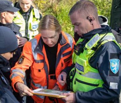 A polícia busca o corpo de Rehe em 24 de setembro de 2019, na periferia de Tallin.