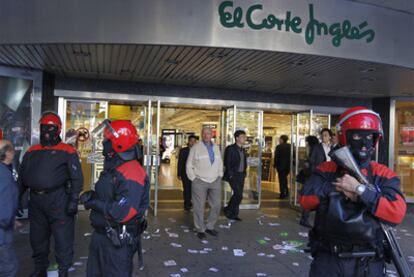 Varios <b><i>ertzainas</b></i> vigilan en la mañana de ayer la entrada del principal centro de El Corte Inglés en Bilbao.