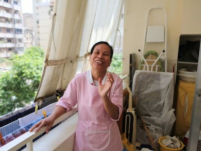 Uma empregada filipina, após estender a roupa na casa onde trabalha.