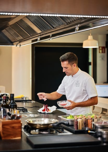 Morán, en su laboratorio, trabaja en una espuma con zumo de manzana, zumo de remolacha y lecitina de soja.