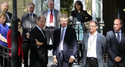 El exjefe del gabinete del exprimer ministro británico Tony Blair, Jonathan Powell (centro); el abogado Brian Currin (izquierda), el alcalde de San Sebastián, Juan Carlos Izaguirre (segundo a la derecha) y el diputado general de Guipúzcoa, Martín Garitano.
