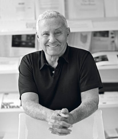 Ian Schrager posa para ICON en su despacho de Nueva York. Sonr&iacute;e con la picard&iacute;a de quien sabe que sabe m&aacute;s que su competencia. 