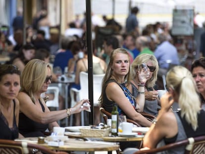 Tourists in the city of Valencia.