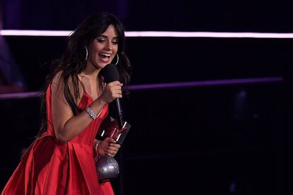 Camila Cabello agradece el premio a mejor canción.