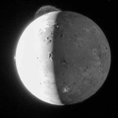 Erupción volcánica en la luna Io, fotografiada por la <i>New Horizons</i>.