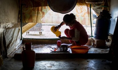 Una de las hijas de Houriya Hamad lava los vasos de té en la cocina de su tienda, en el asentamiento temporal de refugiados sirios de Haouch Er-Rafqa, en Líbano.
