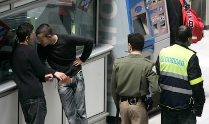 Vigilantes de seguridad en una estaci&oacute;n de Metro.
