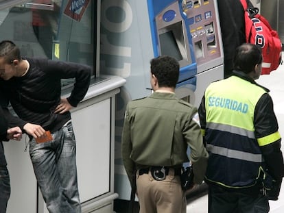 Vigilantes de seguridad en una estaci&oacute;n de Metro.