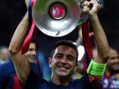 Xavi Hern&aacute;ndez levanta el trofeo de la Champions