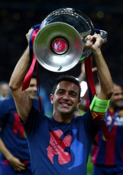 Xavi Hernández levanta el trofeo de la Champions