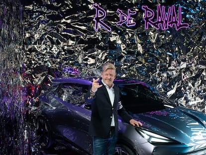 El consejero delegado de Seat, Wayne Griffiths, junto al futuro Cupra Raval en el Salón del Automóvil de Barcelona de 2023.