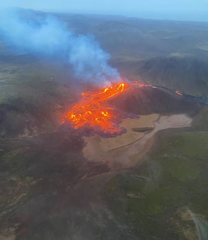 "Los investigadores están trabajando para evaluar la erupción", ha indicado el servicio así como ha informado de que la erupción se produce después de semanas de mayor actividad sísmica en la península de Reykjanes. Se han llegado a registrar hasta 40.000 temblores de tierra en menos de un mes.