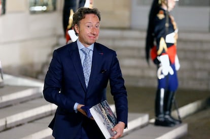 El presentador Stéphane Bern llegando al Palacio del Elíseo para una cena privada con el presidente francés, Emmanuel Macron, y el primer ministro griego, Kyriakos Mitsotakis, en septiembre de 2021.