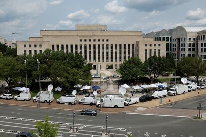 News trucks fill the sidewalk in front of the federal courthouse where former U.S. President and Republican presidential candidate Donald Trump is expected to answer charges after a grand jury returned an indictment of Trump in the special counsel's investigation of efforts to overturn his 2020 election defeat In Washington, U.S. August 2, 2023.