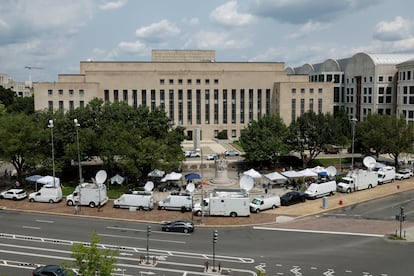 News trucks fill the sidewalk in front of the federal courthouse where former U.S. President and Republican presidential candidate Donald Trump is expected to answer charges after a grand jury returned an indictment of Trump in the special counsel's investigation of efforts to overturn his 2020 election defeat In Washington, U.S. August 2, 2023.