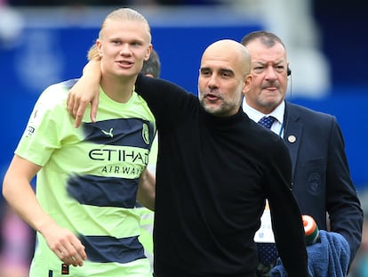 Pep Guardiola y Erling Haaland celebran la victoria del Manchester City ante el Everton en un partido de la Premier League.