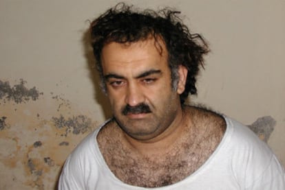 Jalid Cheij Mohammad, &#39;número tres&#39; de Al Qaeda, tras su detención.