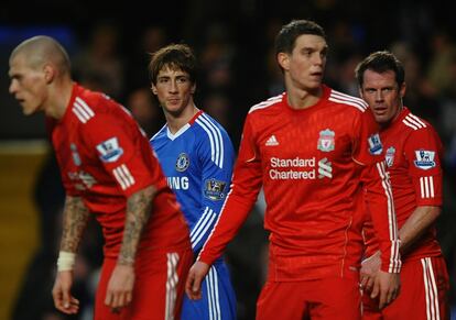 Torres, en medio de jugadores del Liverpool.